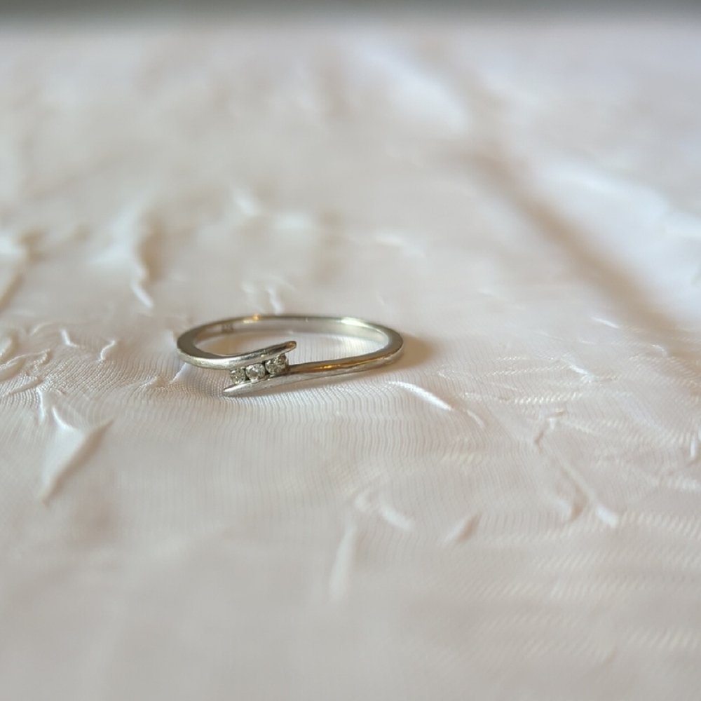 Elegant Silver Ring with Diamond Accent